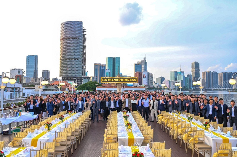 Anh 2_SGHoldings.jpg