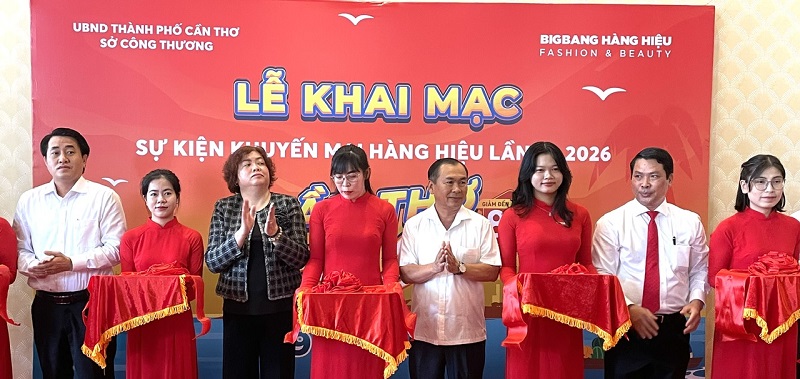 Đại biểu thực hiện nghi thức cắt băng khai mạc sự kiện.jpg