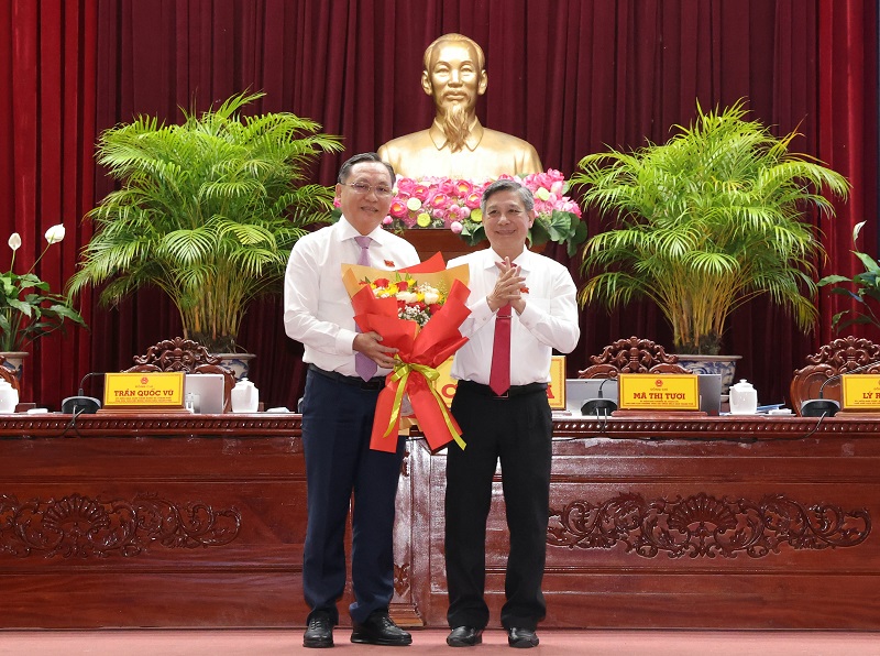 &ocirc;ng L&ecirc; C&ocirc;ng L&yacute; (b&ecirc;n tr&aacute;i).jpg