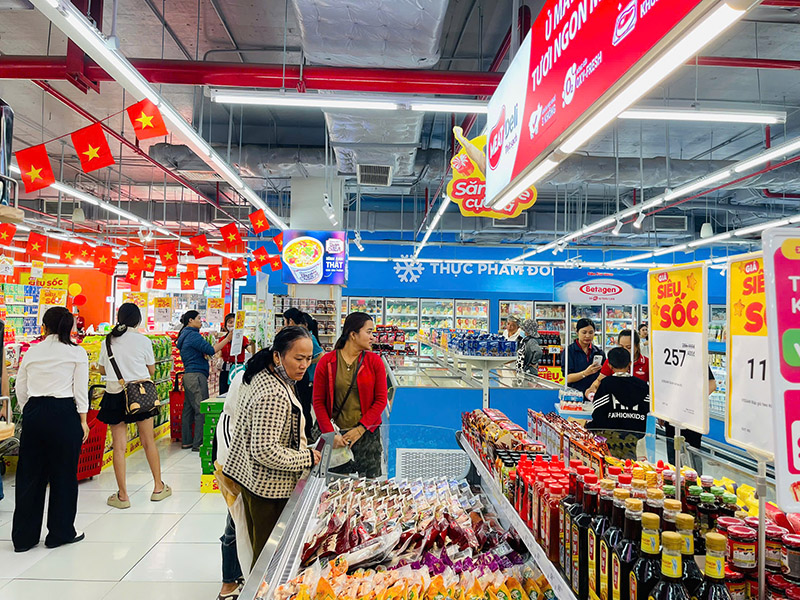 Khách hàng mua sắm tại siêu thị dịp lễ 30-4.jpg