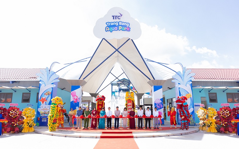 Cat bang khai truong.JPG