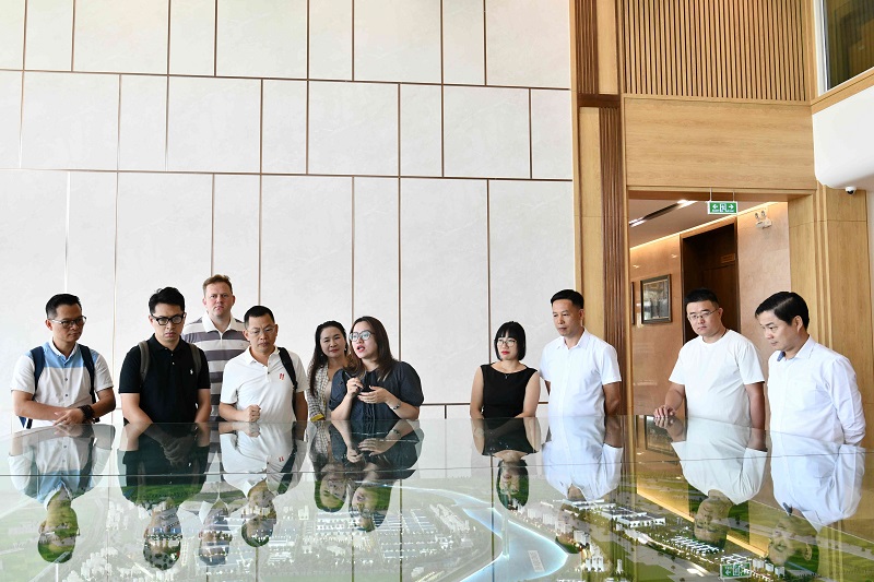 Đo&agrave;n doanh nghiệp Quảng Ch&acirc;u nghe thuyết tr&igrave;nh sa b&agrave;n KCN Li&ecirc;n H&agrave; Th&aacute;i.JPG