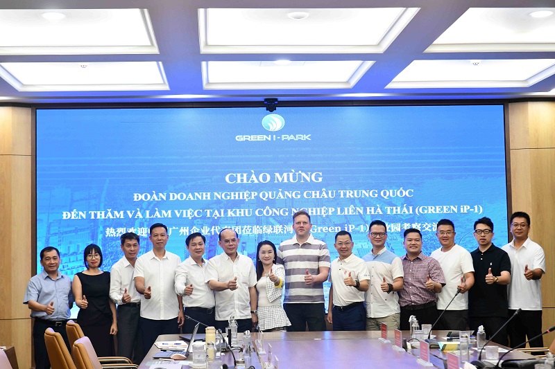 L&atilde;nh đạo Green i-Park v&agrave; đo&agrave;n doanh nghiệp Quảng Ch&acirc;u ( Trung Quốc) chụp ảnh lưu niệm.JPG