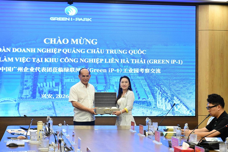 L&atilde;nh đạo Green i-Park v&agrave; đo&agrave;n doanh nghiệp Quảng Ch&acirc;u tặng qu&agrave; kỷ niệm.JPG