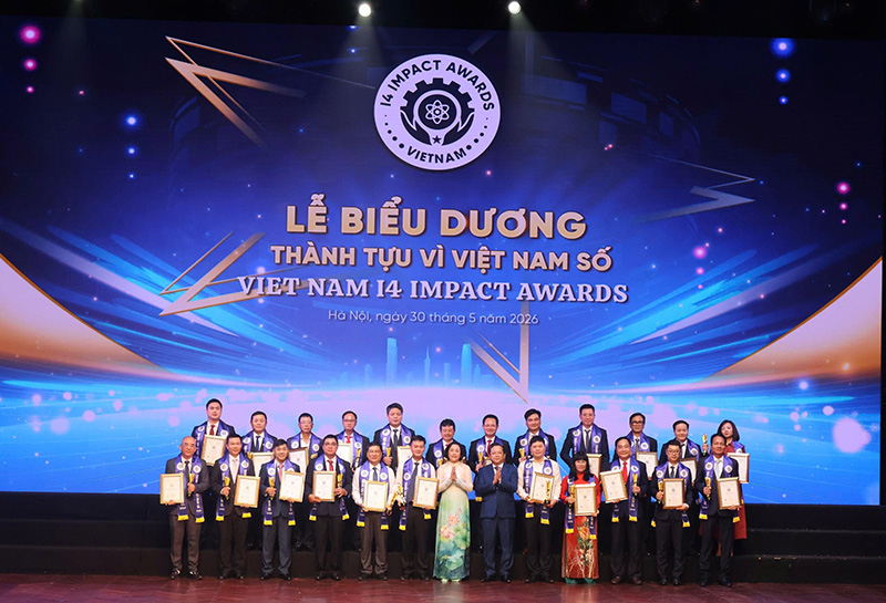 Đại diện Agribank chụp h&igrave;nh lưu niệm c&ugrave;ng Ban Tổ chức chương tr&igrave;nh, đại diện Ủy ban Nh&acirc;n d&acirc;n tỉnh, c&aacute;c doanh nghiệp được vinh danh.jpg