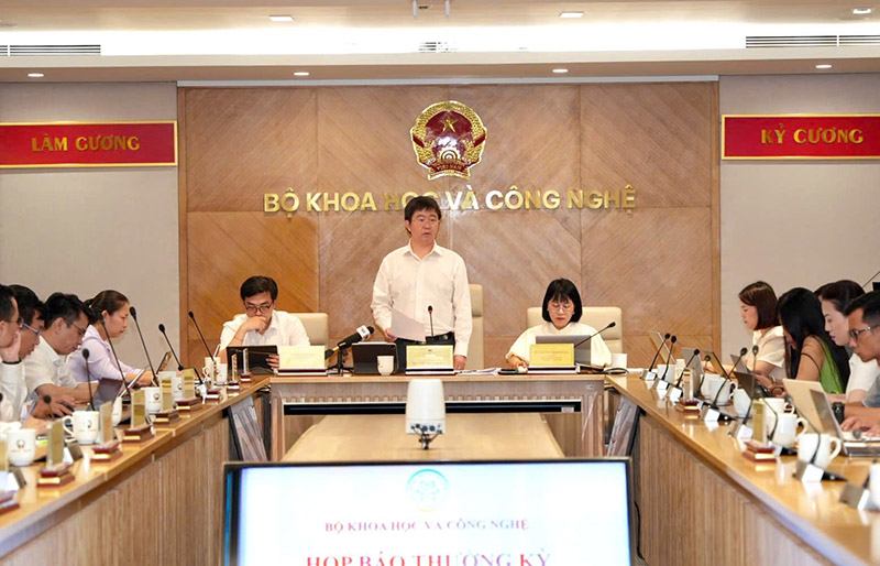 Thứ trưởng Bộ khoa học và công nghệ Bùi Hoàng Phương.jpg Thứ trưởng Bộ khoa học và công nghệ Bùi Hoàng Phương.jpg