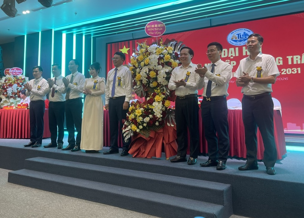 3. B&iacute; thư Đảng ủy P. Trần L&atilde;m B&ugrave;i Đức Ho&agrave;ng cũng l&atilde;nh đạo phường tặng hoa ch&uacute;c mừng Đại hội.jpg