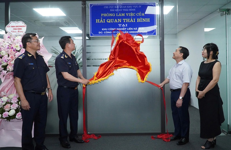 1. L&atilde;nh đạo Hải Quan Th&aacute;i B&igrave;nh.jpg