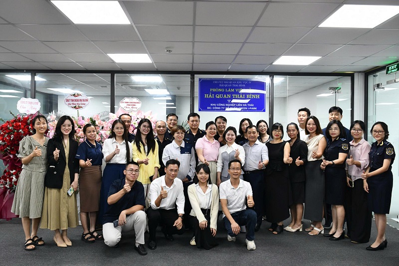 4.L&atilde;nh đạo C&ocirc;ng ty Cổ phần Green i-Park chụp ảnh lưu niệm c&ugrave;ng l&atilde;nh đạo, c&aacute;n bộ nh&acirc;n vi&ecirc;n Hải quan Th&aacute;i B&igrave;nh.jpg