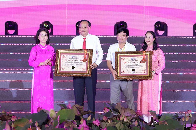 Bức tranh lớn nhất được ghép từ hoa sen cho Ban tổ chức.jpg Bức tranh lớn nhất được ghép từ hoa sen cho Ban tổ chức.jpg