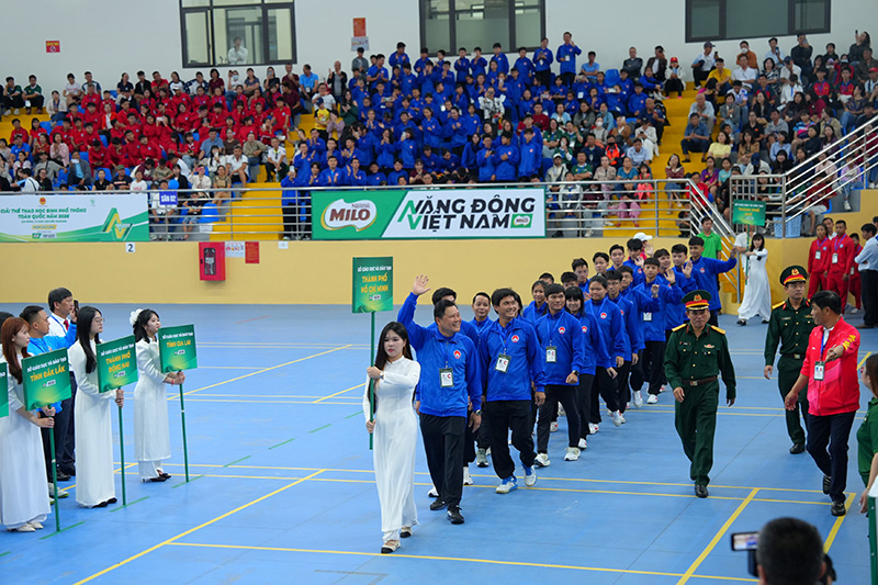 30 đo&agrave;n thể thao học sinh tr&ecirc;n cả nước quy tụ tại buổi lễ khai mạc .JPG