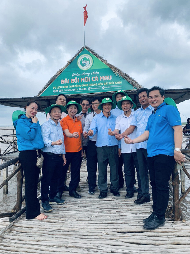Điểm dừng chân tại bãi bồi chót mũi Cà Mau.jpg Điểm dừng chân tại bãi bồi chót mũi Cà Mau.jpg