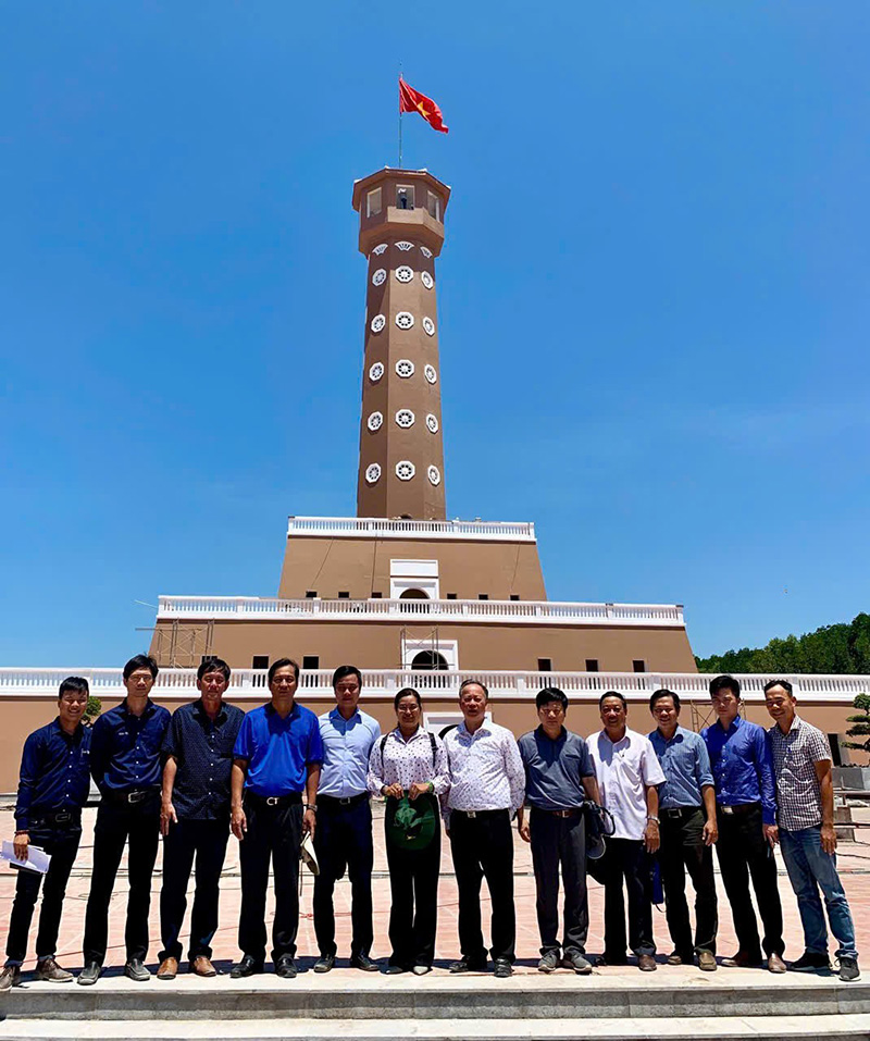 Du khách chụp ảnh lưu niệm tại Cột cờ Hà Nội- Khu du lịch quốc gia Mũi Cà Mau.jpg Du khách chụp ảnh lưu niệm tại Cột cờ Hà Nội- Khu du lịch quốc gia Mũi Cà Mau.jpg