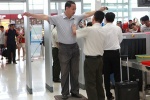 Từ hôm nay, khách đi máy bay phải cởi giầy qua cửa an ninh sân bay