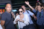Fan hâm mộ đón ca sĩ Demi Lovato chật kín sân bay