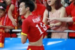 Fan nữ táo bạo đòi cởi áo cầu thủ U23 Việt Nam