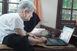 Hà Nội: Cụ bà 94 tuổi vẫn vẽ tranh, viết truyện và lướt facebook