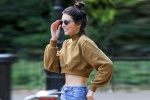 Kendall Jenner em gái Kim khoe vòng eo con kiến