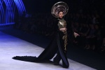 Siêu mẫu Thanh Hằng mặc áo dài dát vàng giá 1,2 tỷ đồng