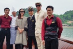 Cặp sao Angelina Jolie - Brad Pitt tươi tắn trên Vịnh Hạ Long