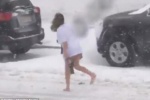 Cô gái gây sốc khi không mặc quần đi ra ngoài lúc trời đang bão tuyết