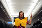 Hành khách bị phạt tiền vì tự ý xé áo phao trên máy bay