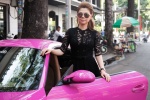 Ca sỹ Thanh Thảo lái ôtô màu hồng nổi bật trên phố