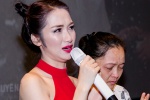 Hòa Minzy khóc nức nở bên mẹ