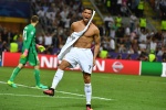 Khoảnh khắc C. Ronaldo phấn khích xé toạc áo ăn mừng