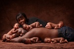 Hình ảnh hạnh phúc của gia đình sinh 6 người con cùng một lúc