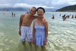 Ngưỡng mộ cụ bà 87 tuổi vẫn mặc áo tắm, nắm tay chồng ra biển