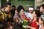 Vợ chồng MC Thanh Bạch đi từ thiện sau đám cưới lần thứ 8