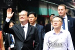 Tổng thống Pháp cùng giáo sư Ngô Bảo Châu đi bộ thăm phố cổ Hà Nội