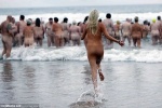 Gần 500 người khỏa thân tắm biển để quyên tiền từ thiện