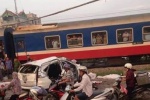 Hà Nội: Tàu hỏa đâm ô tô CRV, 5 người tử vong