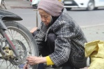Cụ bà gần 90 tuổi vẫn sửa xe, chống đẩy mỗi ngày