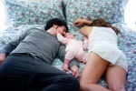Đôi vợ chồng trẻ nhận 'gạch đá' vì đăng ảnh ngủ cùng con sơ sinh