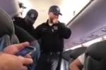 Người quay video hành khách United bị lôi khỏi máy bay sẽ gặp rắc rối lớn?