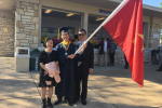 Xúc động hình ảnh kỳ thủ Quang Liêm cầm cờ Tổ quốc trong lễ tốt nghiệp ĐH tại Mỹ