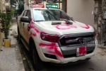 Lái xe ngã ngửa nhìn ô tô bị xịt sơn hồng chằng chịt