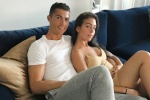 C. Ronaldo lần đầu khoe ảnh bạn gái sexy