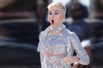 Katy Perry vẫn diễn sung dù bị rách đũng quần trong khi livestream với fan