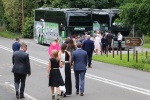 Sao MU dùng xe bus của đội chở người thân trong đám cưới