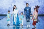 MC Phan Anh cùng vợ và ba con diễn thời trang