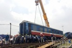 Hiện trường cẩu tàu hỏa trật bánh ở ga Yên Viên
