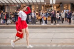 Ngọc Trinh váy ngắn sexy, sải bước trên đường phố Australia