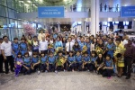 Hàng trăm người chào đón đội tuyển nữ Việt Nam chiến thắng trở về
