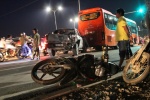 Xe buýt “điên” tông hàng loạt ô tô xe máy, cán chết một người