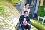 Cô dâu xinh đẹp đẩy xe lăn cho chồng trong đám cưới đẫm nước mắt   