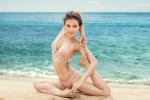 Phương Trinh Jolie mặc bikini tập yoga ở bãi biển 